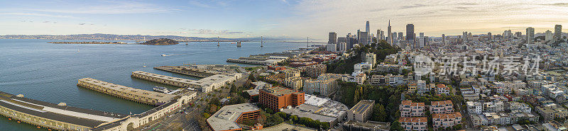 日落时分，俯瞰住宅区和码头的旧金山市中心鸟瞰图