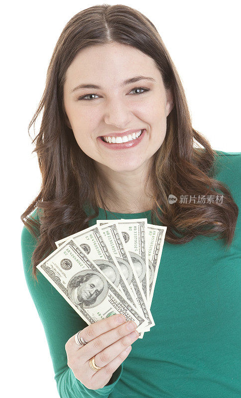 微笑的年轻女子拿着成扇形的钞票