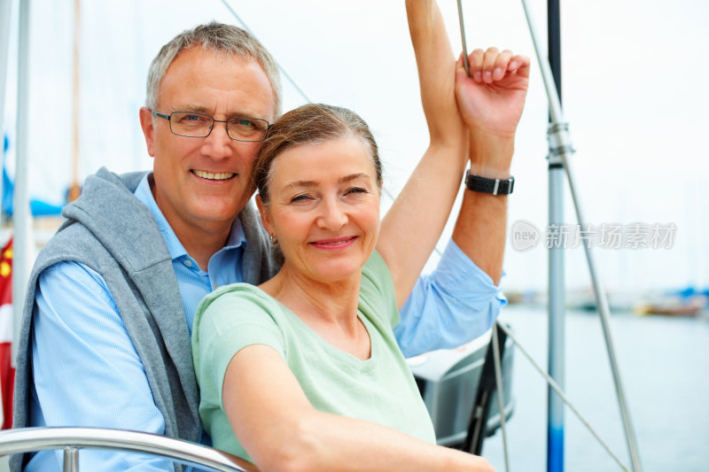 一对快乐的老年夫妇在海上航行的肖像