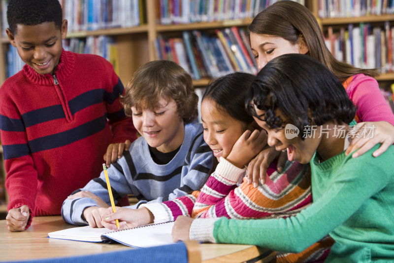 不同的孩子在学校图书馆学习