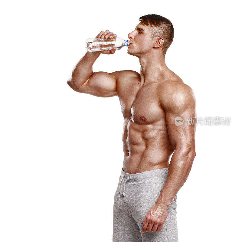 肌肉发达的男子饮水，孤立在白色背景
