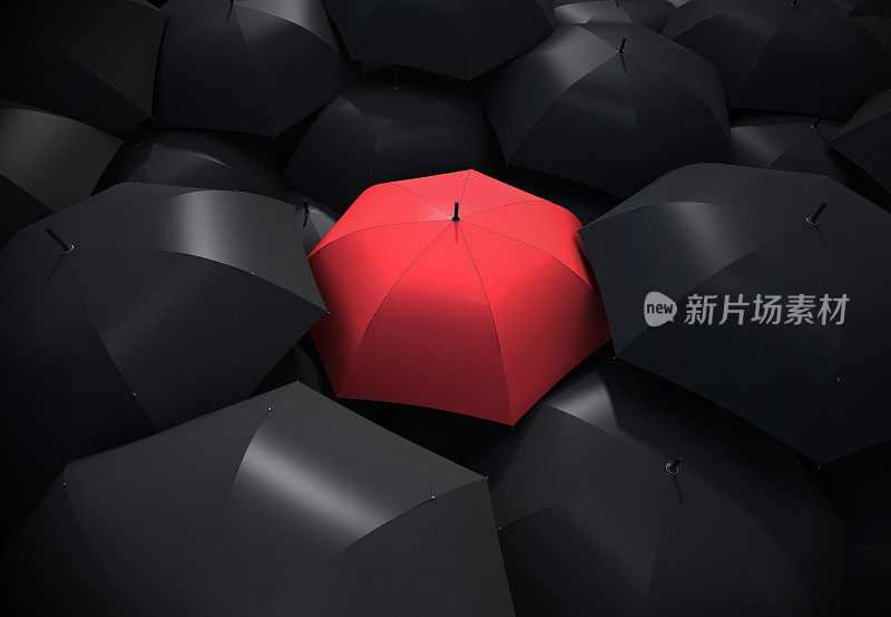 红伞从黑伞的背景中脱颖而出