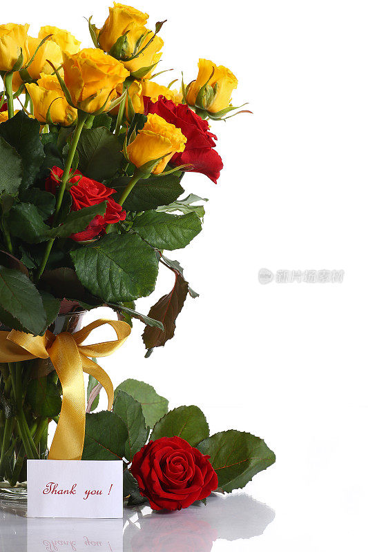 花瓶里有黄玫瑰和红玫瑰