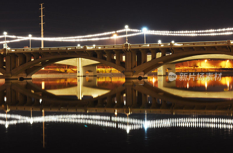 桥上的夜灯