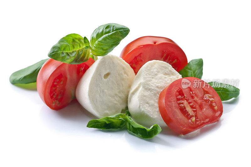 马苏里拉奶酪，番茄和罗勒分离在白色