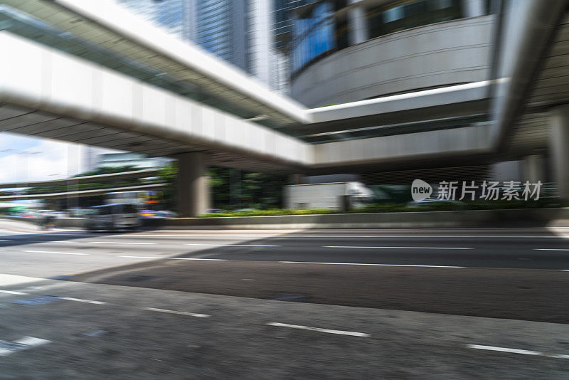 香港，白天在高架桥上行驶的车辆