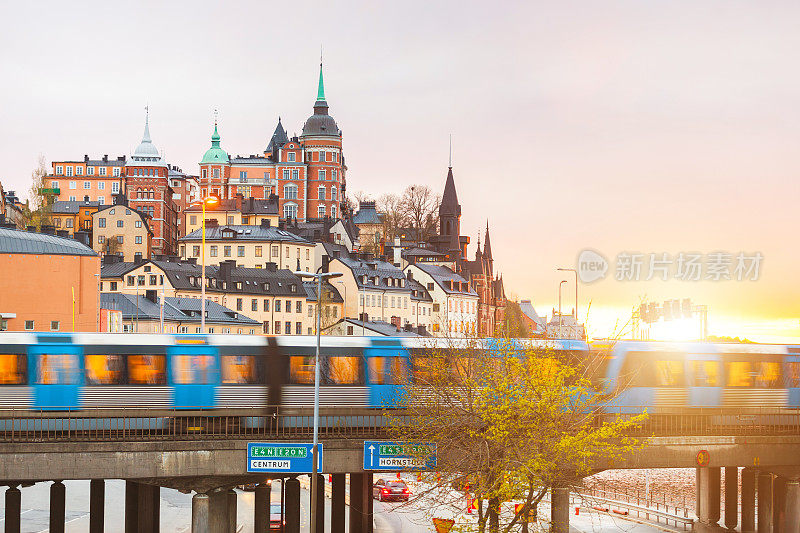 斯德哥尔摩，黄昏时的建筑物和火车