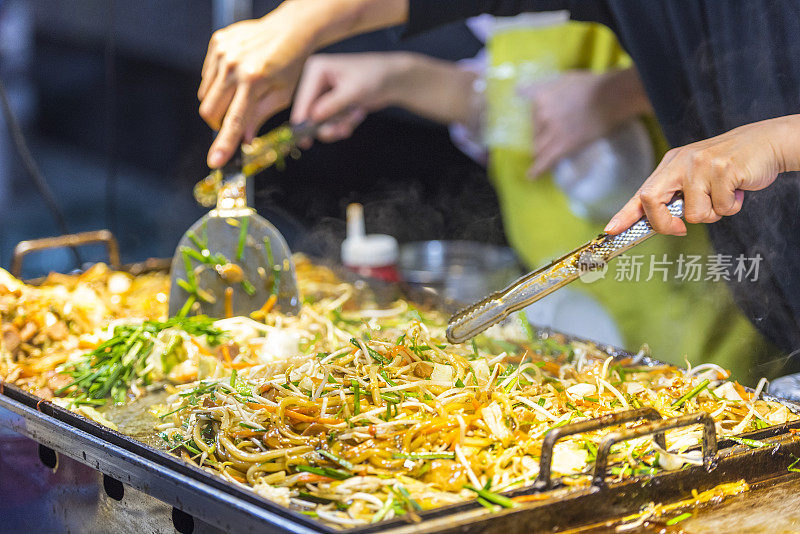 亚洲街头小吃-人们在首尔做一些食物