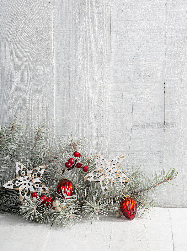 杉木枝用圣诞装饰在木板上