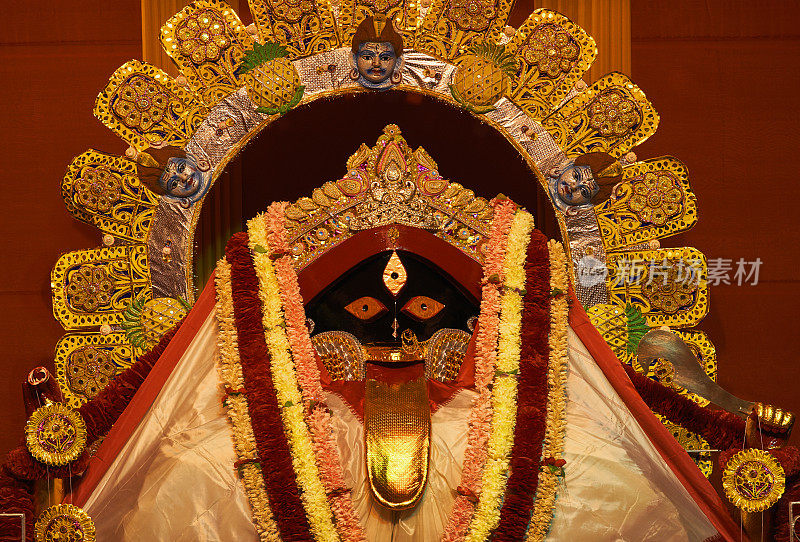 加尔各答排灯节期间印度教女神卡利的大头照