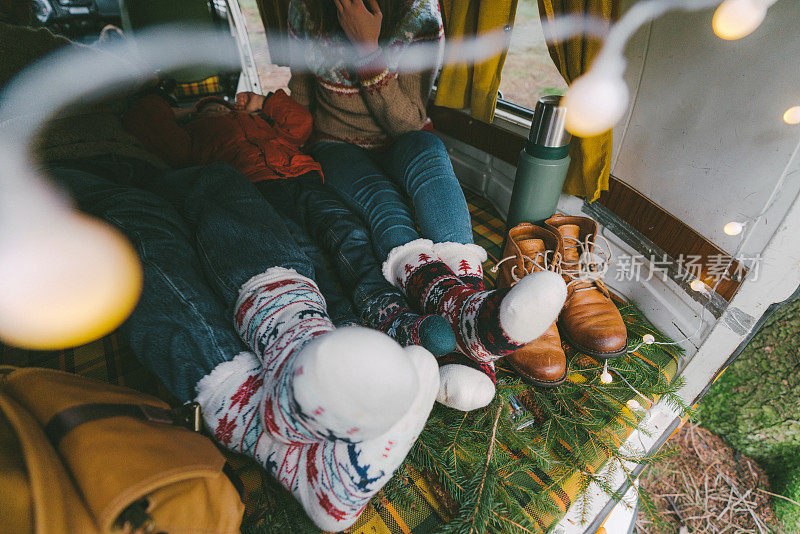 一家人穿着圣诞袜躺在露营车里