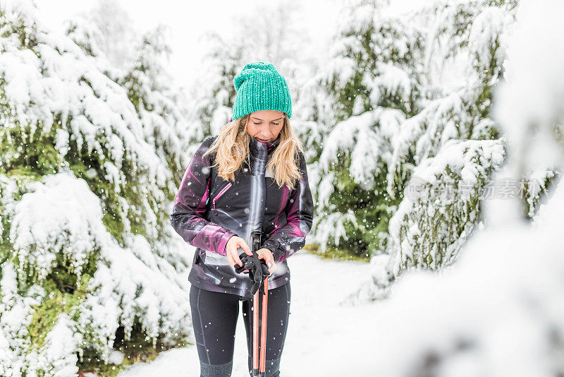 在多雪的冬天徒步旅行的女人