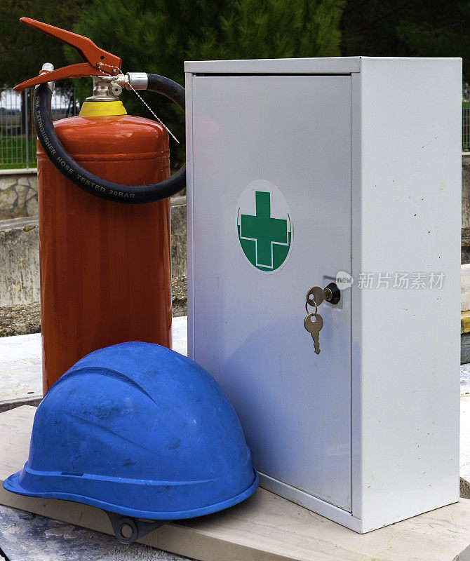 施工现场安全设备:灭火器、安全帽、卫生用品