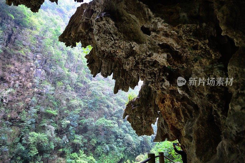 峡谷中被水侵蚀的岩石