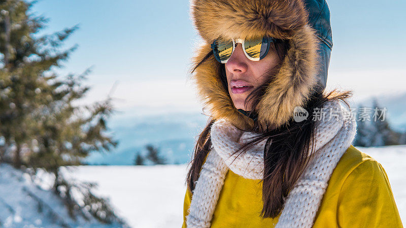 在阳光明媚的一天女子滑雪运动员的肖像