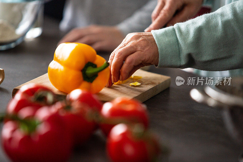 女人准备沙拉