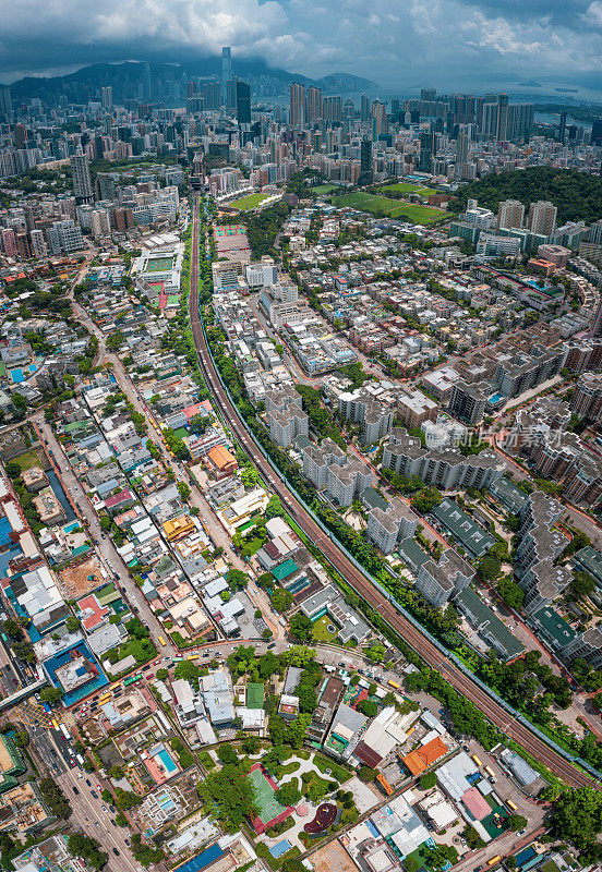 香港九龙市区一条铁路的鸟瞰图