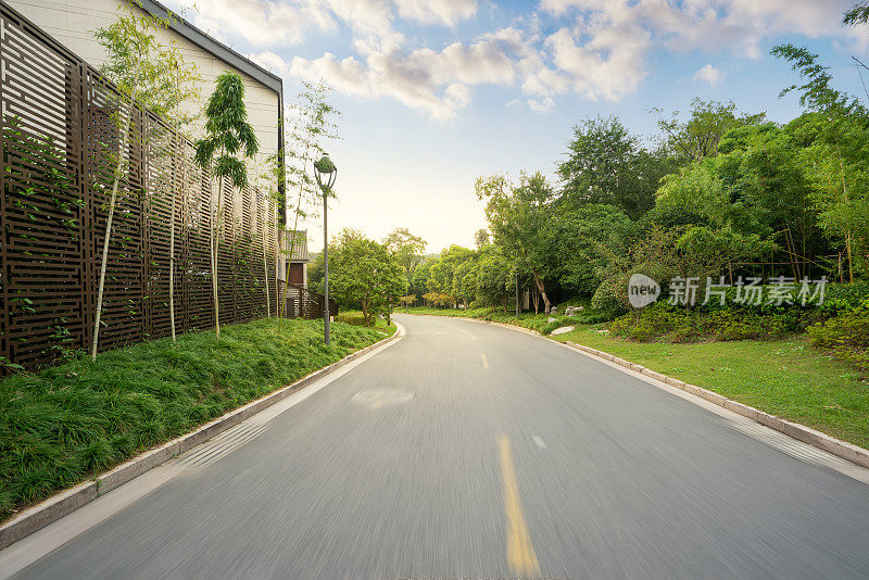 通往中国远郊的弯弯曲曲的道路