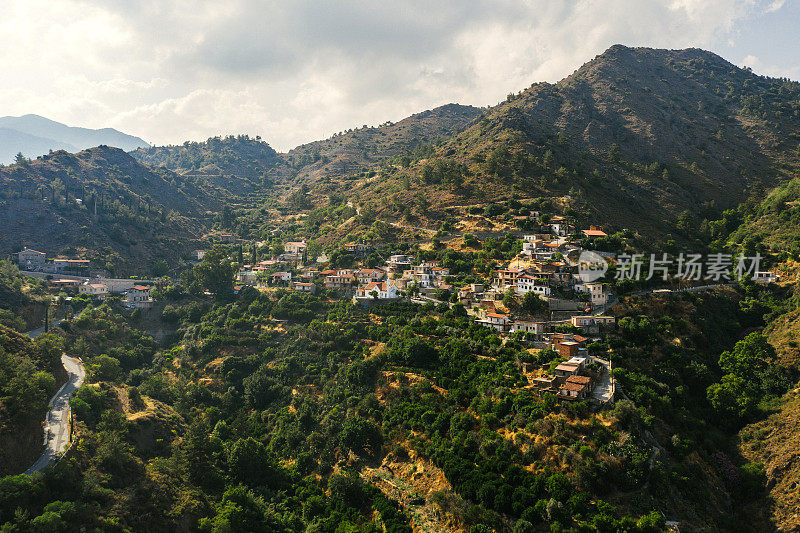 风景鸟瞰图的城镇在山区在塞浦路斯