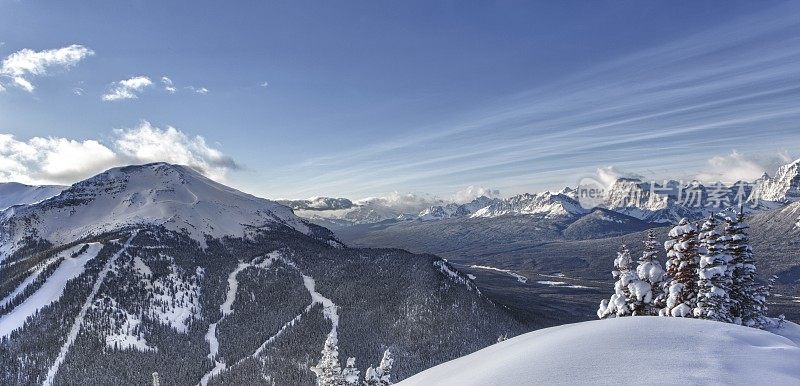 从高处可以看到滑雪山和雪山