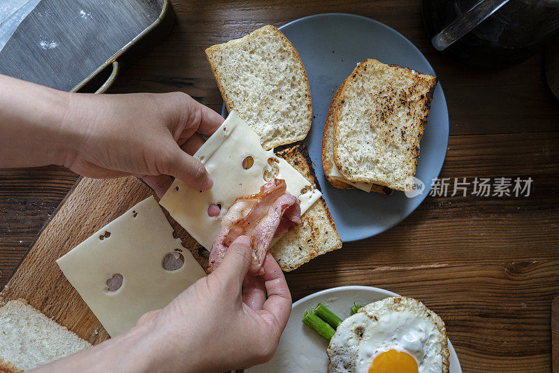 自制健康早餐:艾门塔尔芝士培根三明治，煎蛋和芦笋