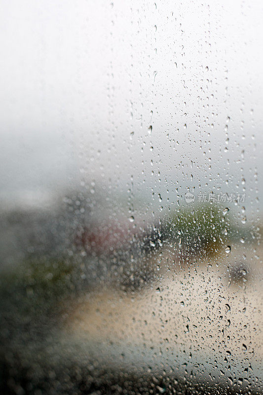 雨滴落在窗户玻璃外面的纹理背景水奇妙的大雨天与天空的云在城市蓝色绿色模糊的灯光抽象的视图阳光享受放松的自然墙纸