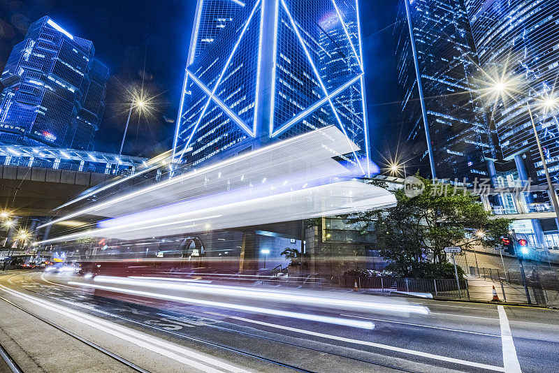 香港中环夜间街道上的汽车步道