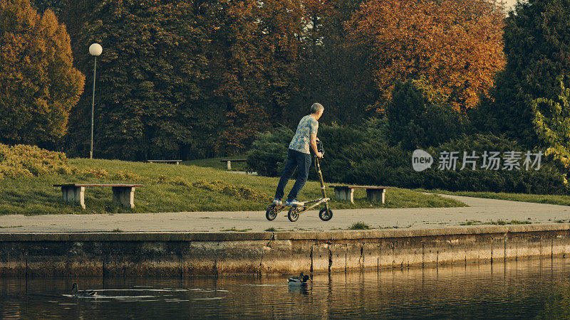 适合老年人在公园骑滑板车。退休的活动