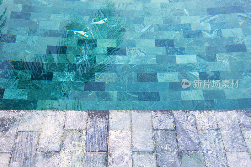 游泳池旁的石头平台