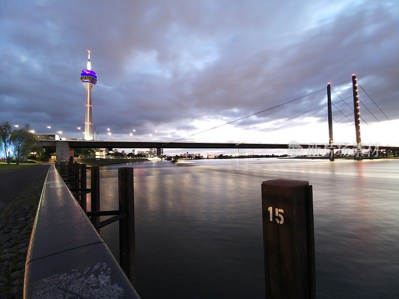 莱茵河沿岸风景如画的杜塞尔多夫天际线