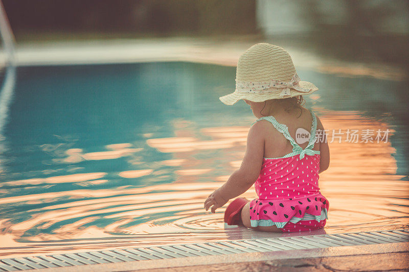 宝贝女儿在游泳池里享受