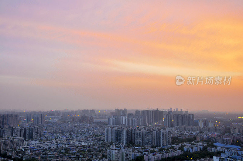城市天际线在日出，成都，中国