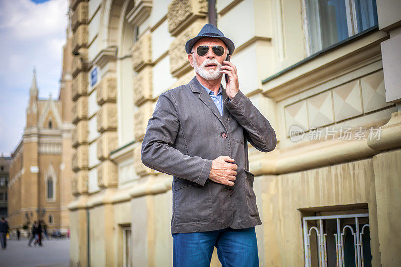 老人在街上用手机说话