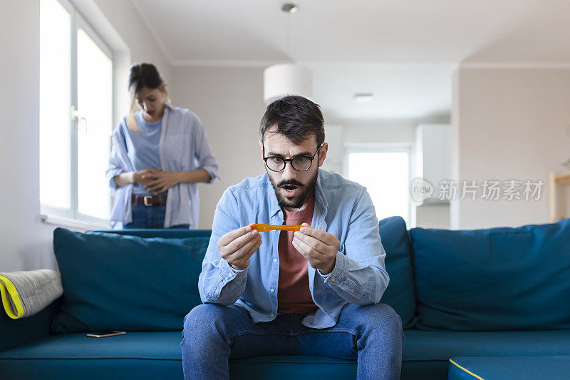 一对夫妇担心怀孕测试的阳性结果