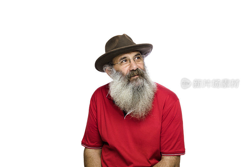 在孤立的白色背景上，戴着帽子的灰白胡子沉思老人的肖像