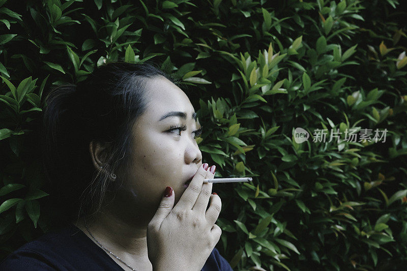 吸烟的东盟妇女