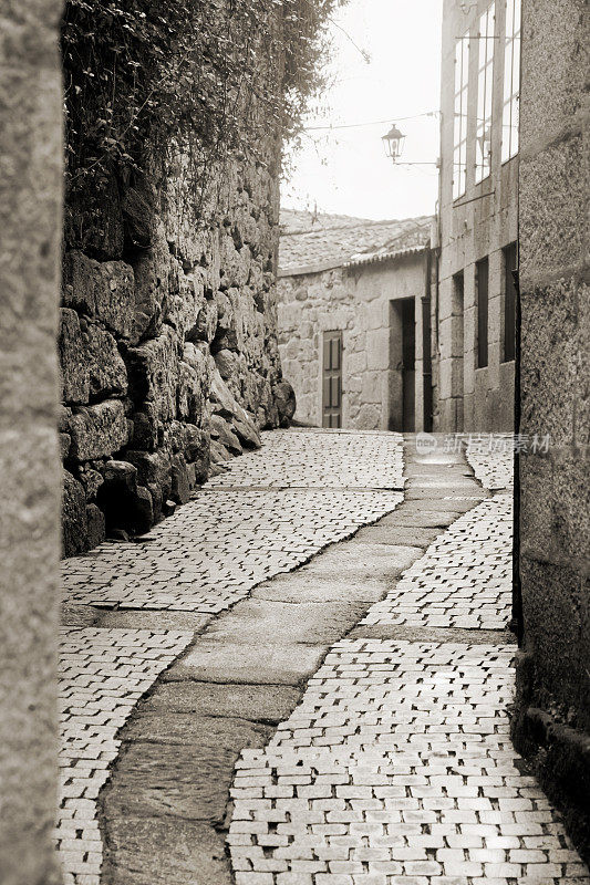 西班牙加利西亚Tui狭窄街道上古老的石头瓷砖地板。