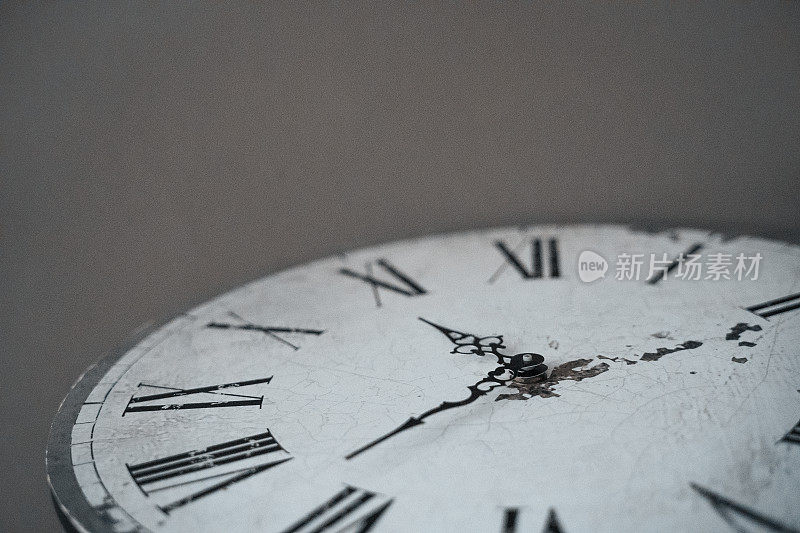 时间正在运行。一个挂钟在一个深灰色的墙壁背景，工作时钟，时间，拷贝空间-库存照片