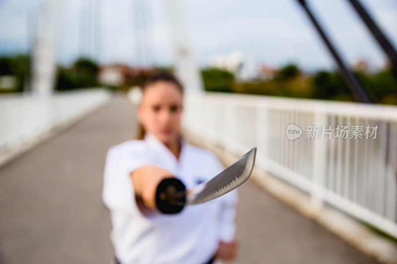 桥上的女孩拿着武士刀