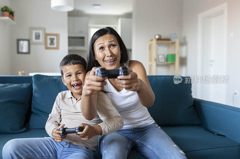 母亲和儿子在玩电子游戏