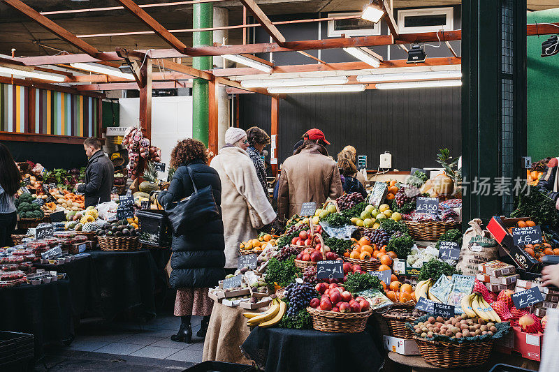 英国伦敦博罗市场内的水果和蔬菜。