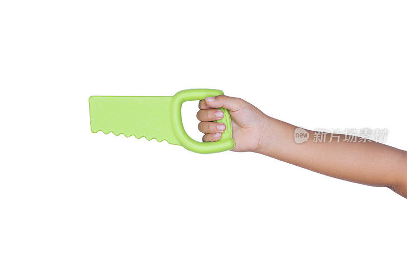 孩子的手里拿着绿色的玩具锯，孤立上一片白色