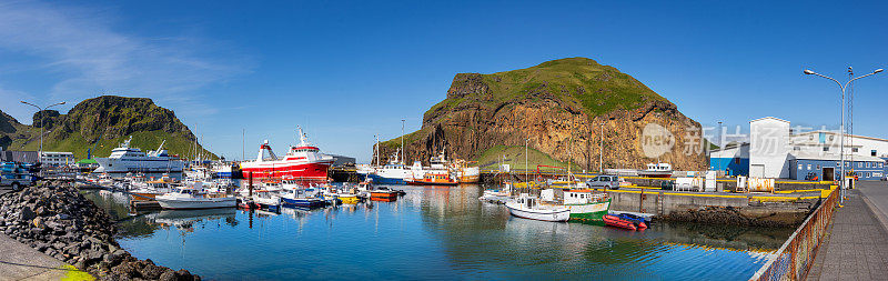 冰岛维斯特曼岛维斯特曼内亚港的全景图