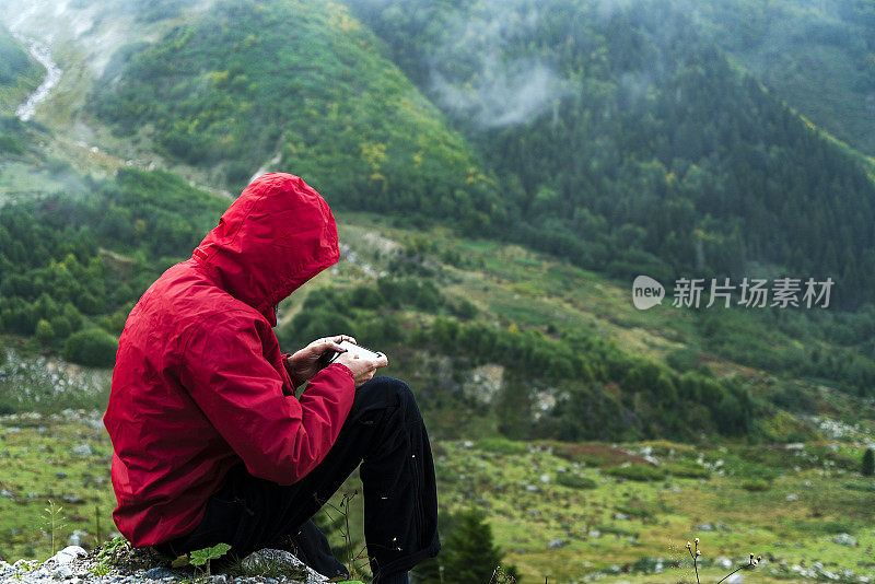 红色雨衣的人