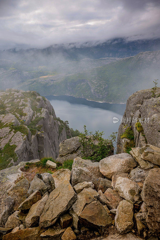 布道石地区和吕瑟峡湾在挪威南部的全景