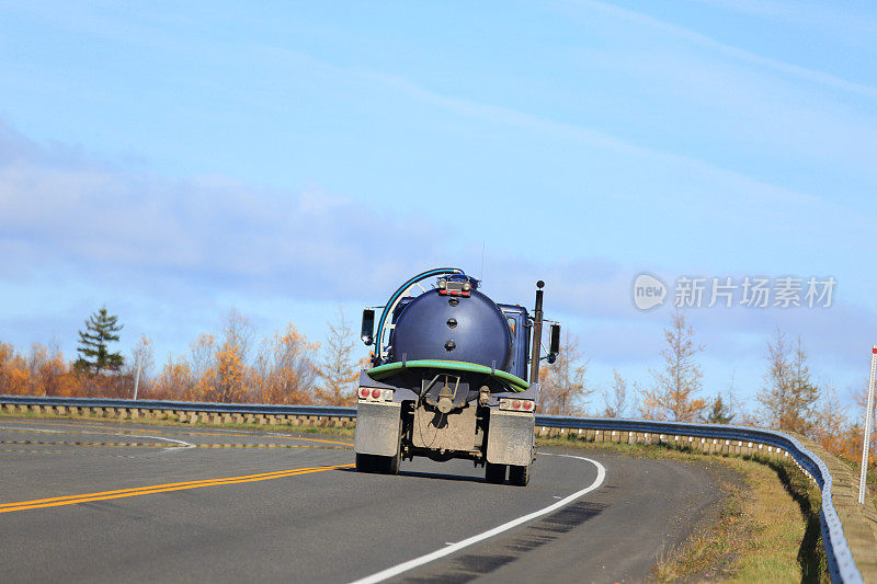 在高速公路上行驶的化粪车