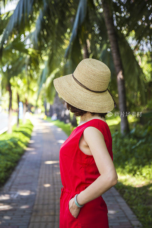 棕榈叶中的美丽女子