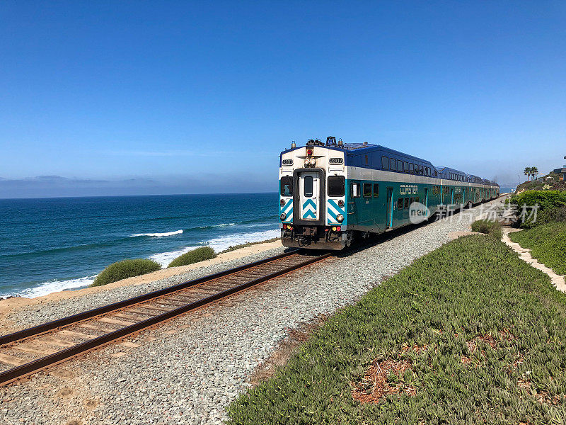 美铁太平洋冲浪者列车拥有蔚蓝的海洋和蓝天