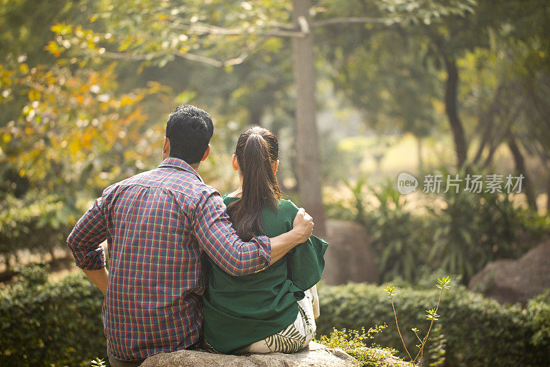 一对夫妇在公园欣赏风景