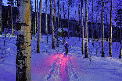 带头灯的夜间滑雪旅游